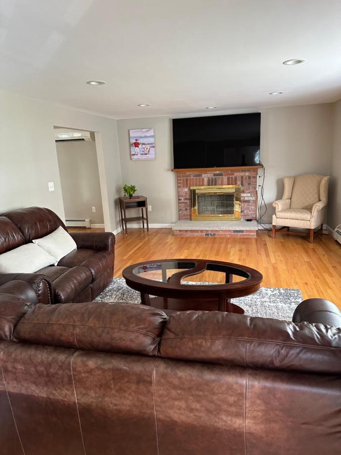 Room In Single Family House - Suburban Neighborhood In Boston Exteriér fotografie
