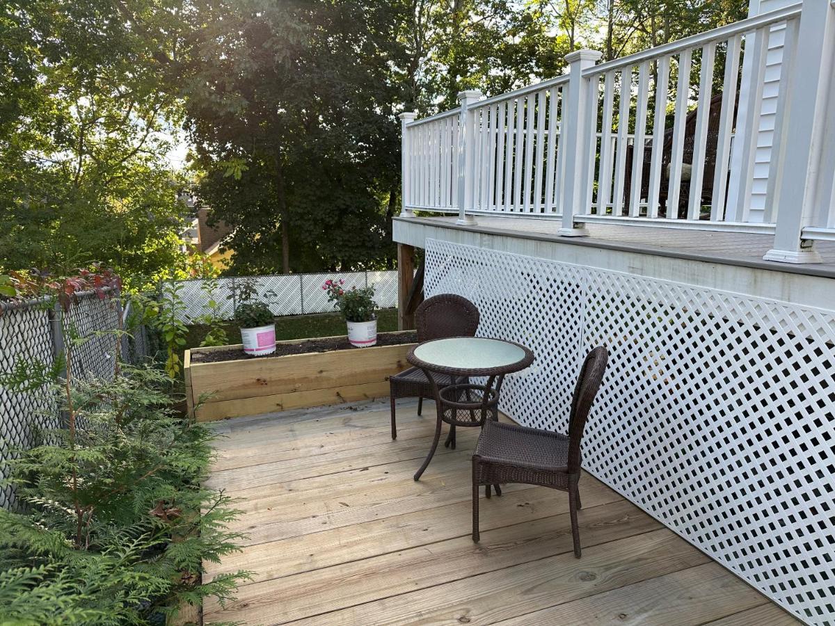 Room In Single Family House - Suburban Neighborhood In Boston Exteriér fotografie