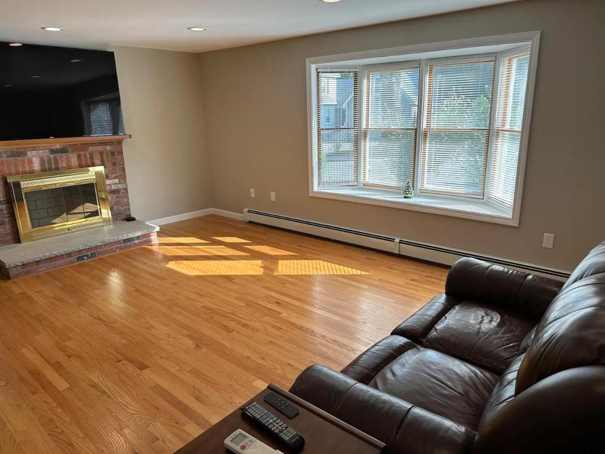 Room In Single Family House - Suburban Neighborhood In Boston Exteriér fotografie
