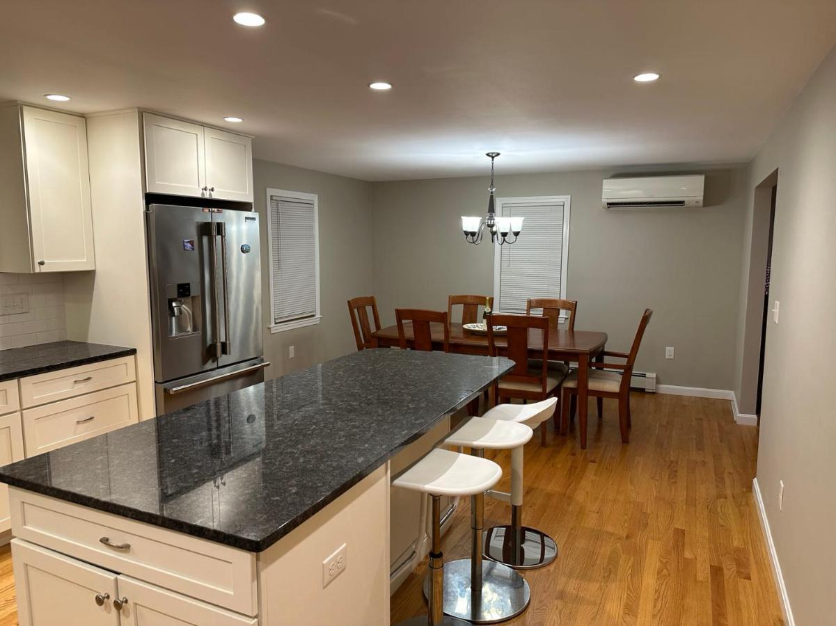 Room In Single Family House - Suburban Neighborhood In Boston Exteriér fotografie