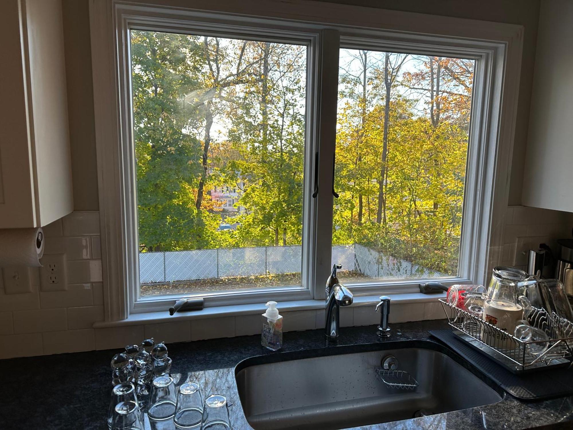 Room In Single Family House - Suburban Neighborhood In Boston Exteriér fotografie